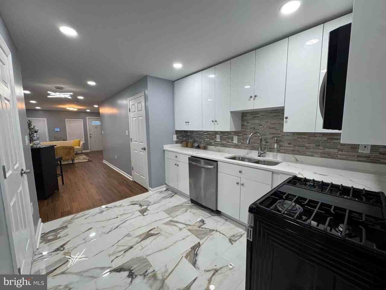739 E 10th St - Photo 3 of 16