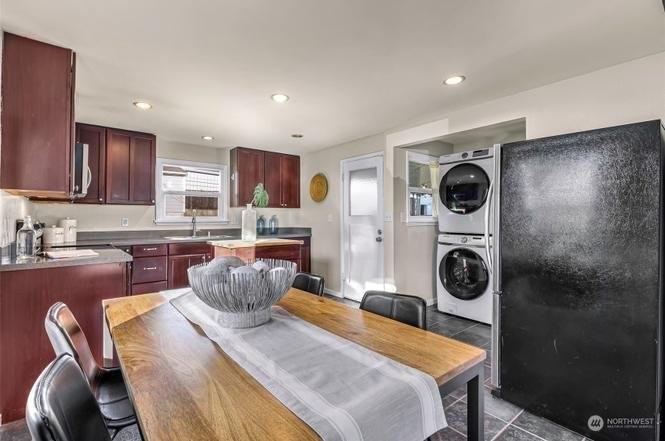 4027 51st Ave Sw - Photo 3 of 15
