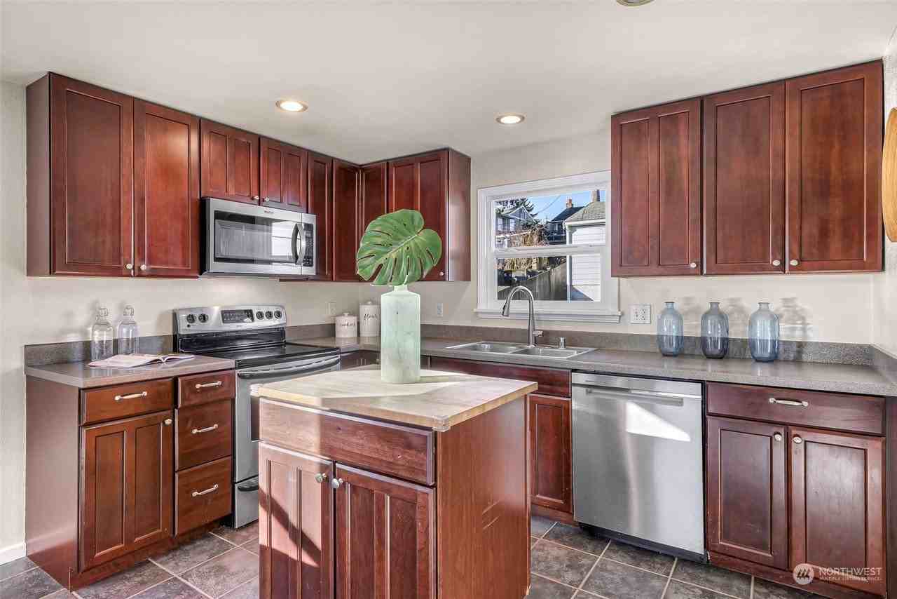 4027 51st Ave Sw - Photo 4 of 15
