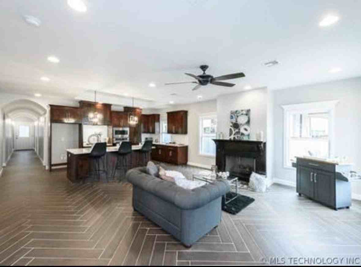 1215 N Cheyenne Ave - Photo 2 of 5
