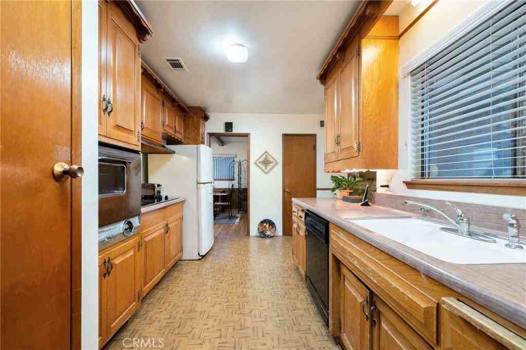 549 California Dr - Photo 2 of 20