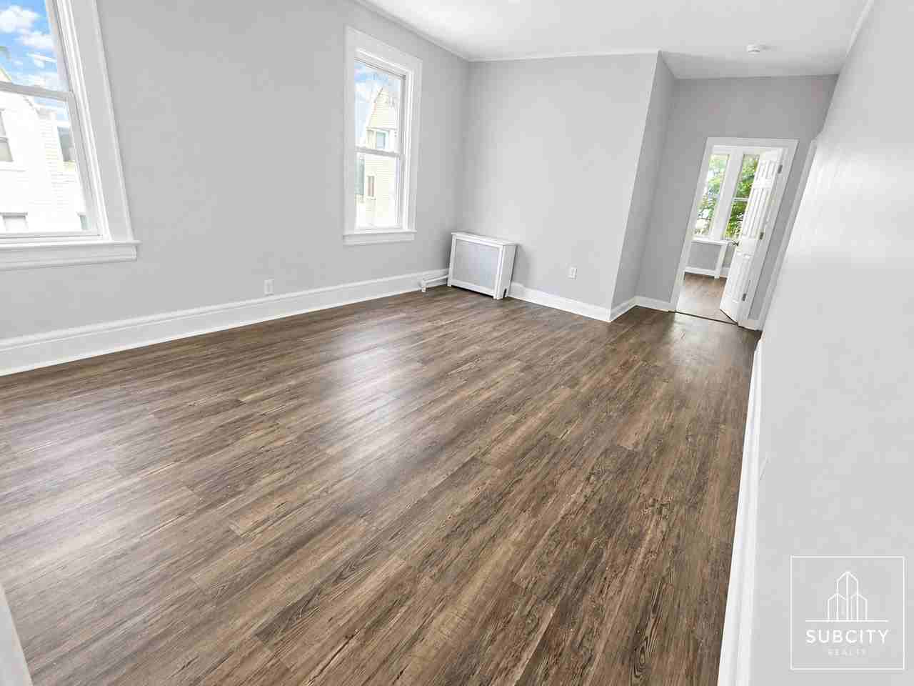 381 Leslie St #2 - Photo 3 of 10