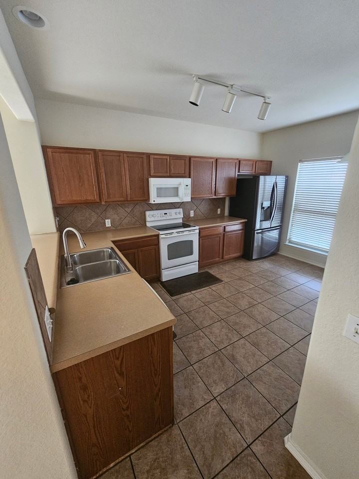 6114 Pecan Tree - Photo 5 of 20