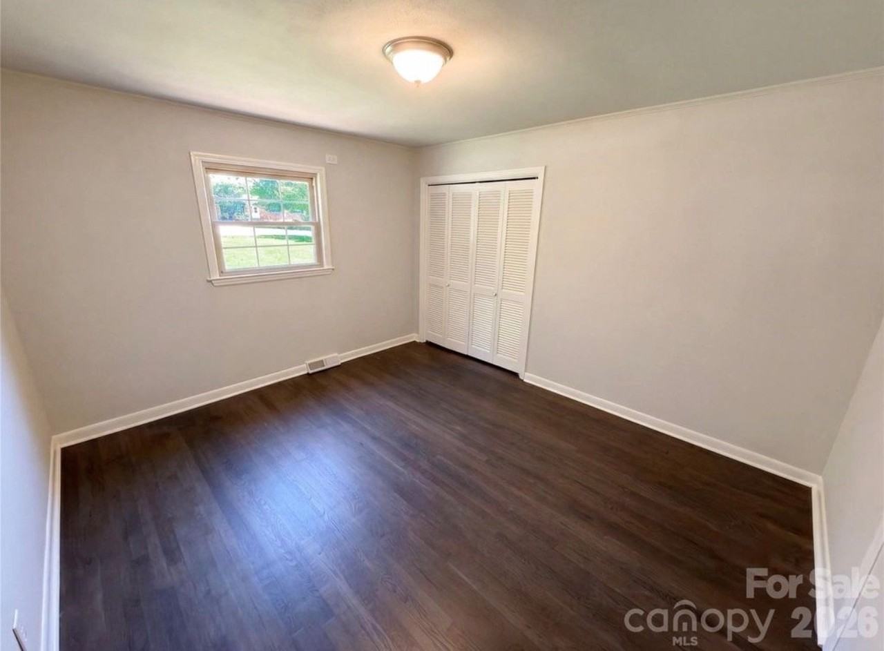 1045 Chippenham Ave - Photo 3 of 7