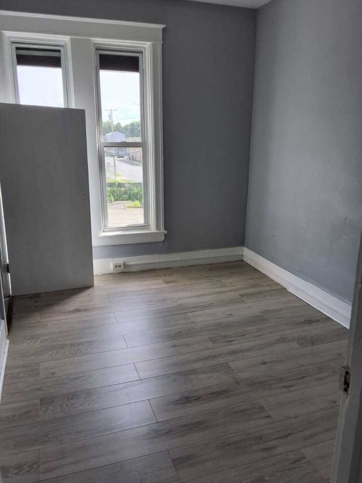 91 Pershing Ave #2ndFL - Photo 3 of 8
