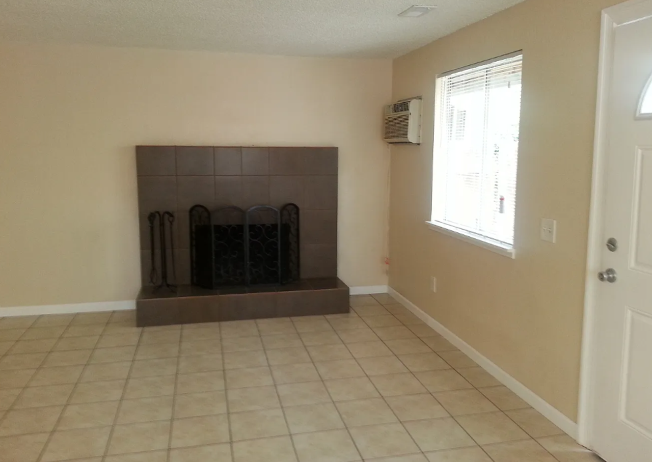 P0065 - 504 S. Holly*** - Photo 5 of 23