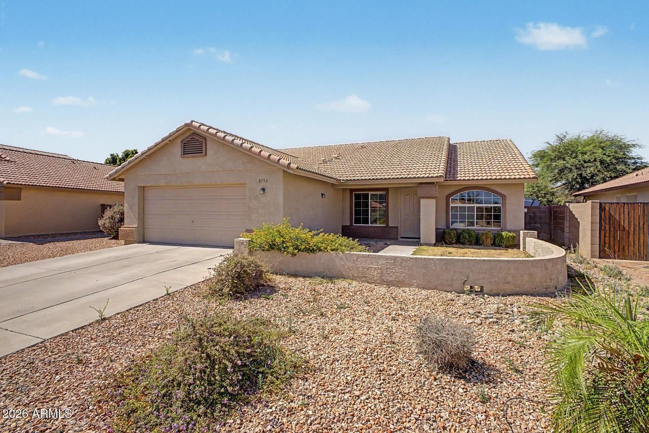 8752 W Melinda Ln - Photo 6 of 46