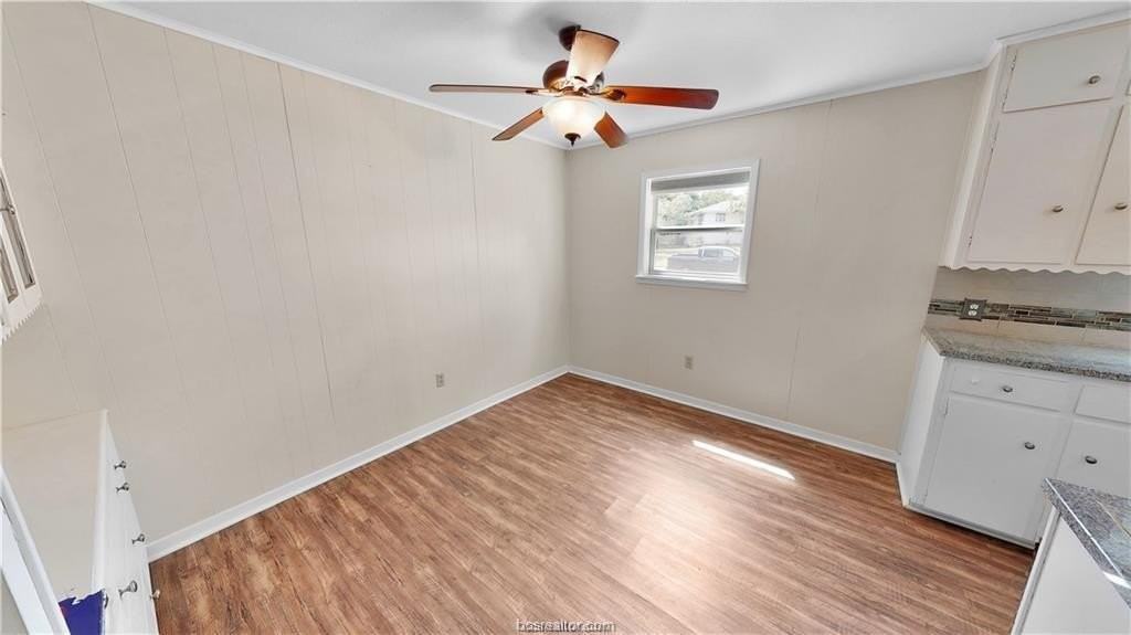 205 Redmond Dr - Photo 4 of 9