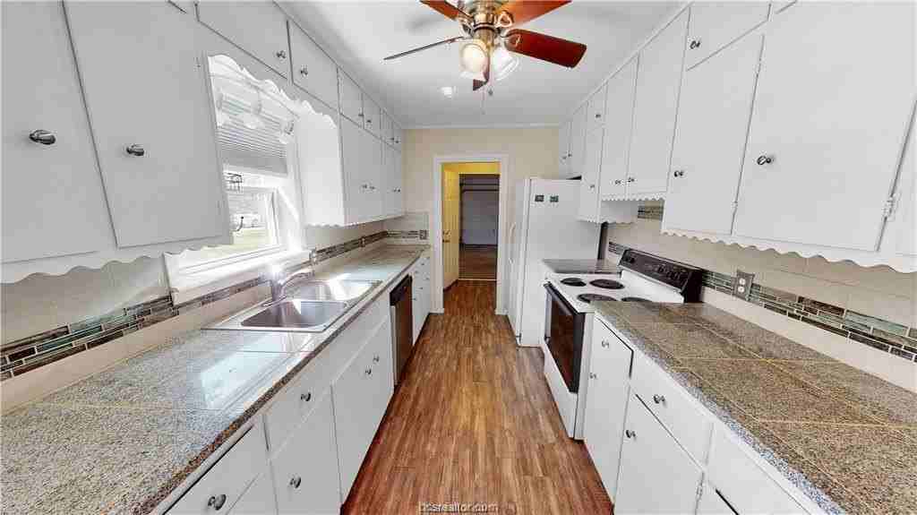 205 Redmond Dr - Photo 5 of 9
