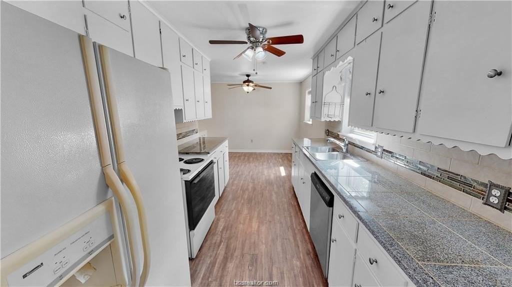 205 Redmond Dr - Photo 6 of 9