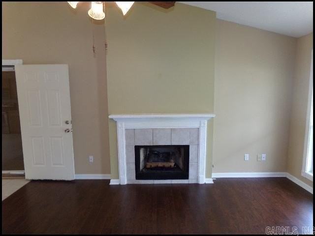 1009 Foxwood - Photo 4 of 24