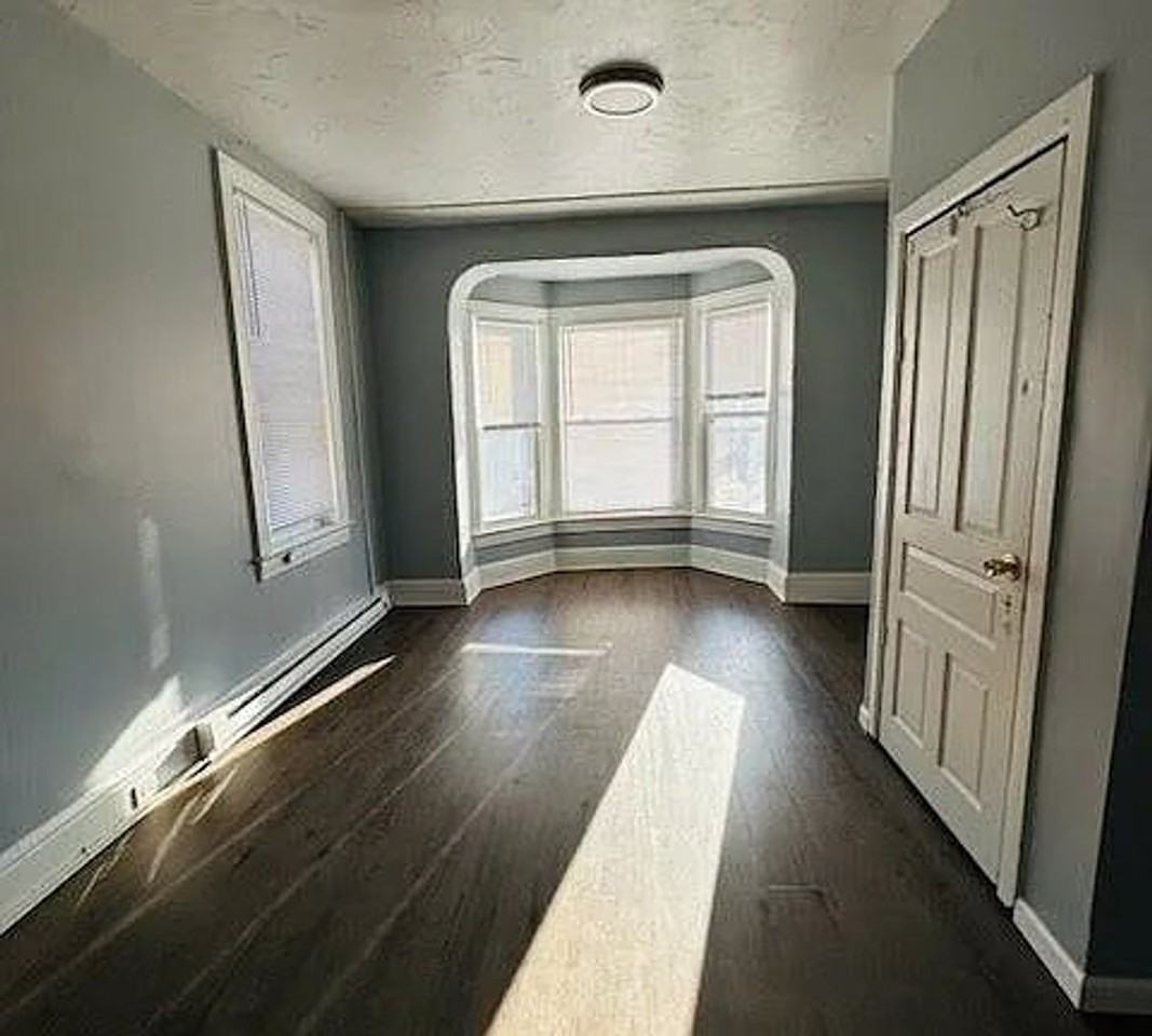 219 Roosevelt Ave - Photo 3 of 7