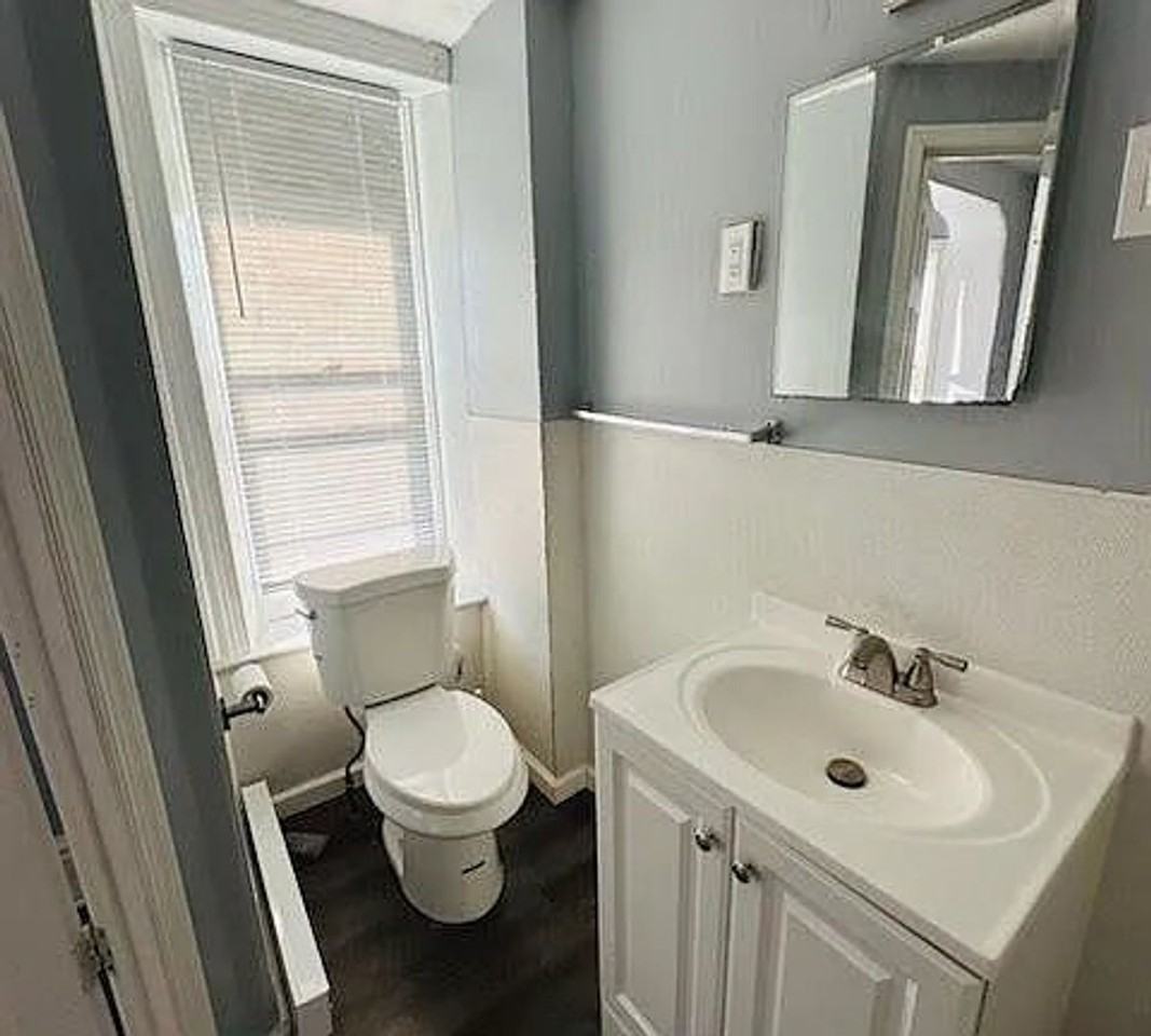 219 Roosevelt Ave - Photo 5 of 7
