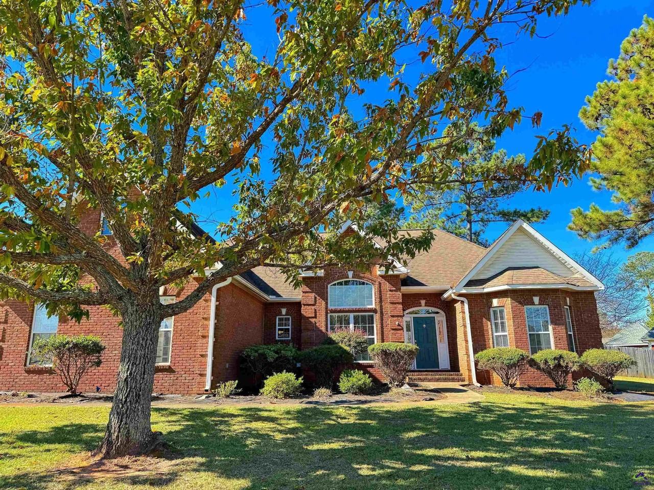 701 Victoria Cir - Photo 2 of 28