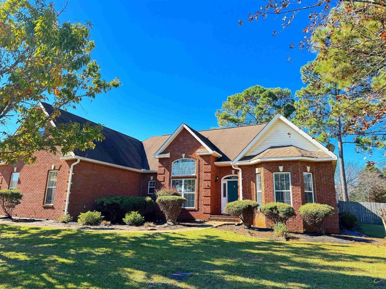 701 Victoria Cir - Photo 3 of 28