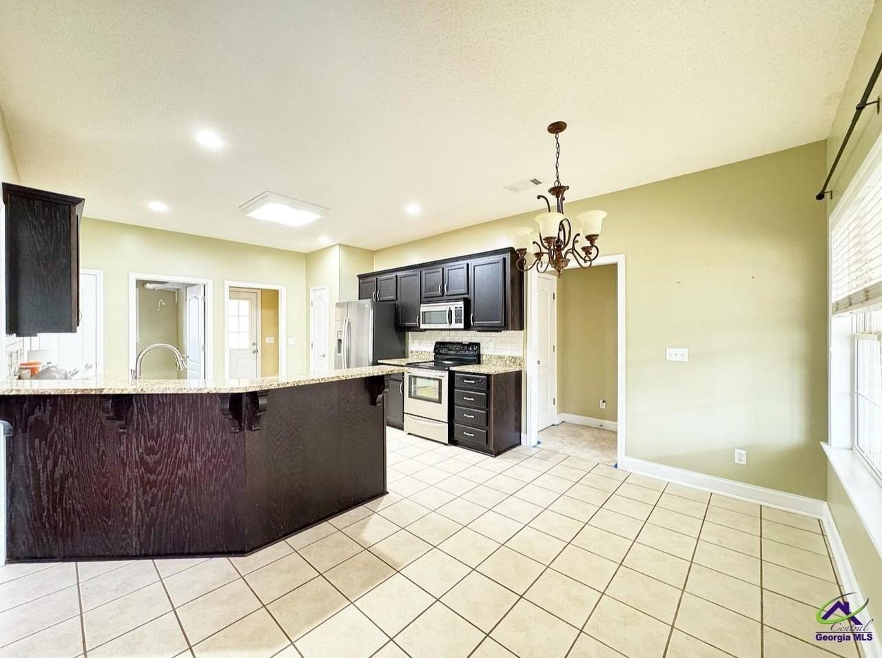 701 Victoria Cir - Photo 7 of 28