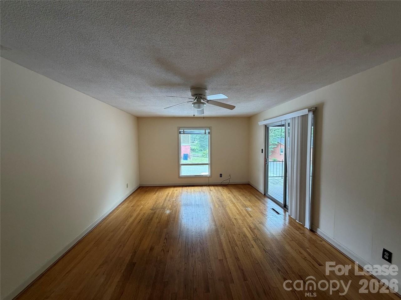 646 E Broad St - Photo 3 of 12