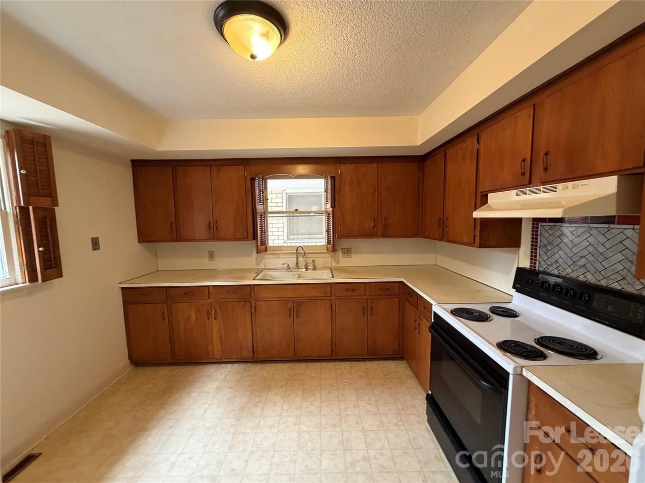646 E Broad St - Photo 5 of 12