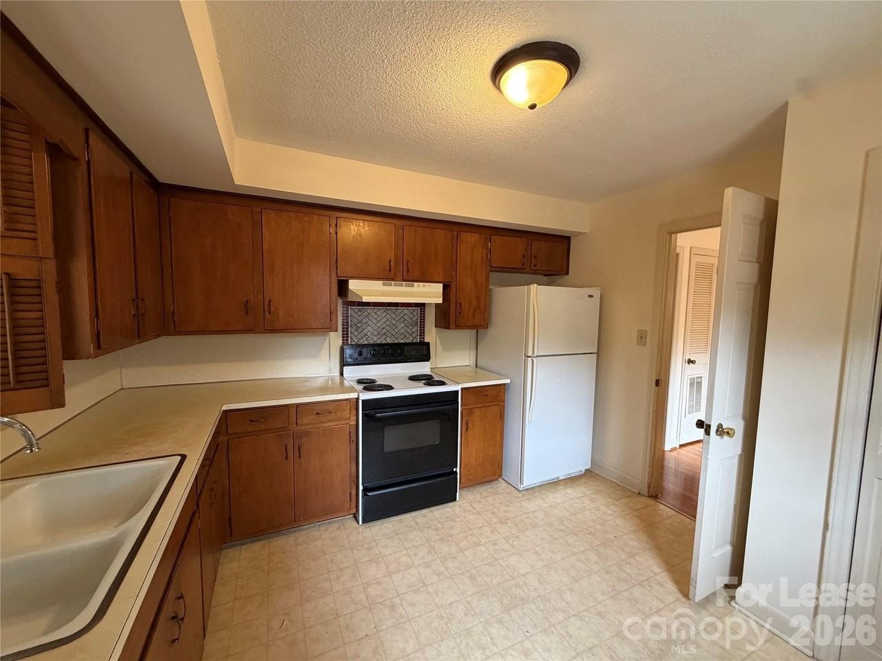 646 E Broad St - Photo 6 of 12