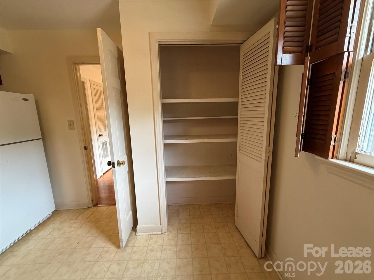 646 E Broad St - Photo 7 of 12