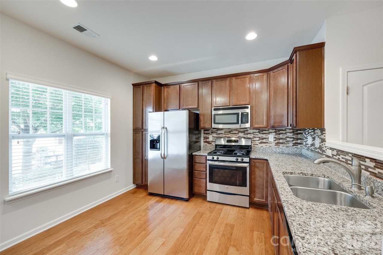 1430 Harpers Inlet Dr - Photo 4 of 30