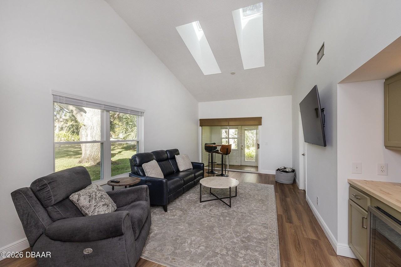 931 Meadow View Dr #A - Photo 3 of 48