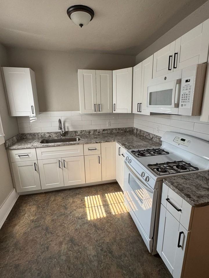 202 E 14th St - Photo 2 of 5