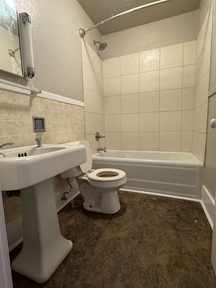 202 E 14th St - Photo 4 of 5