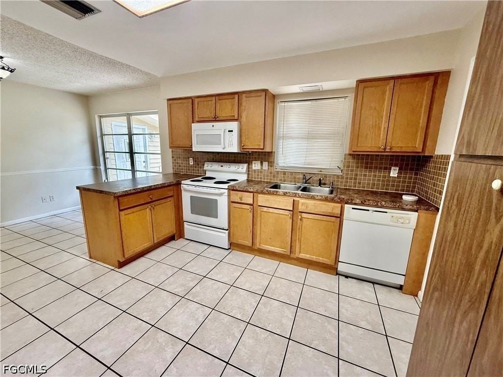 706 E 3rd St - Photo 6 of 22