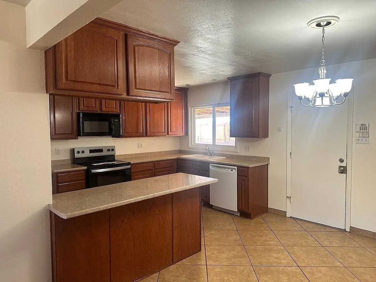 4024 Comanche Rd Ne - Photo 6 of 21