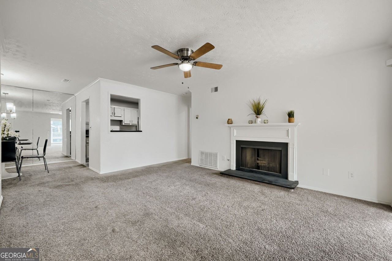 905 Augusta Dr Se - Photo 3 of 17