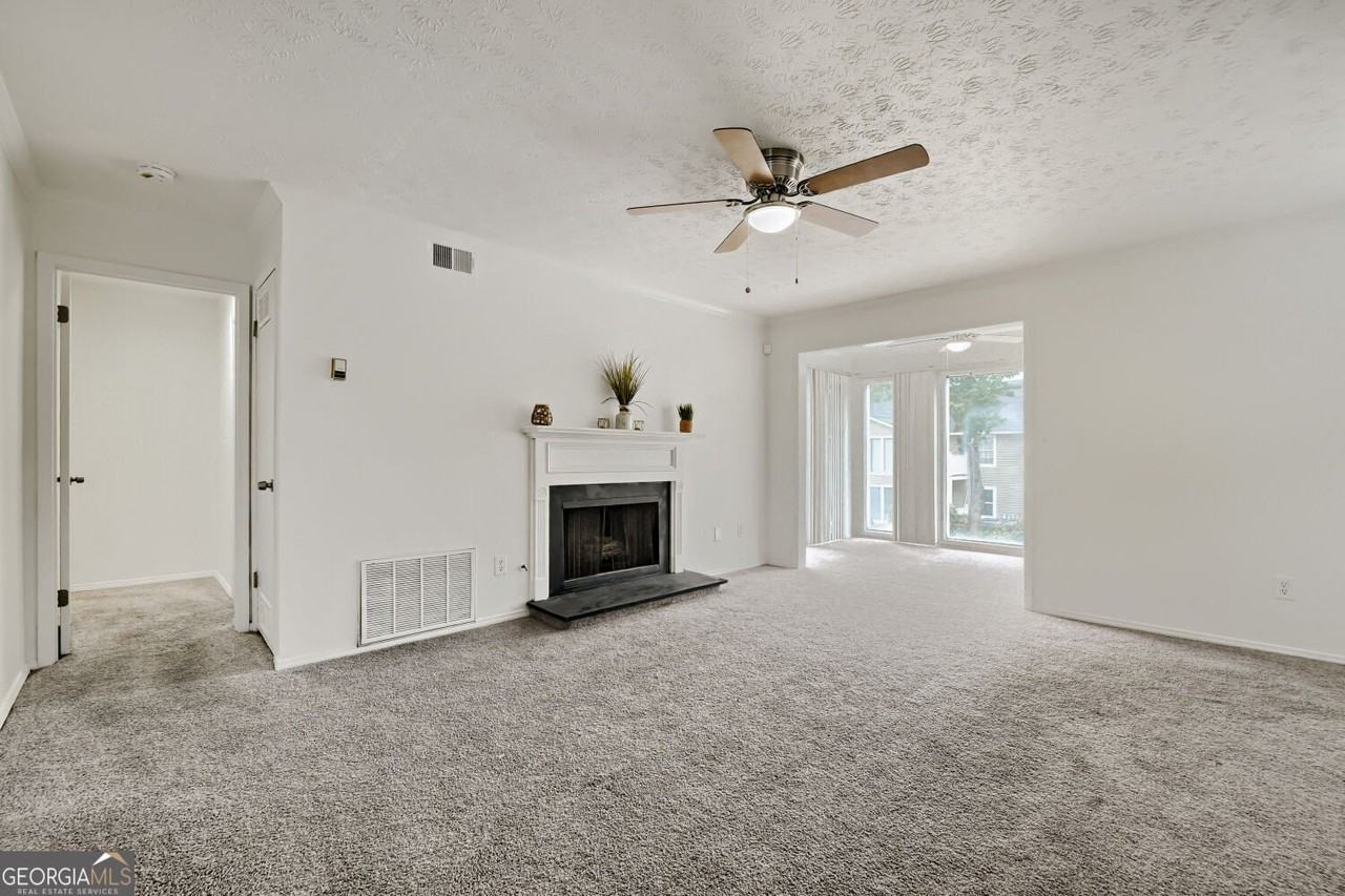 905 Augusta Dr Se - Photo 4 of 17