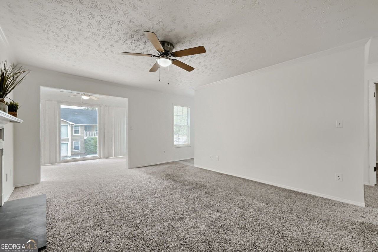905 Augusta Dr Se - Photo 5 of 17
