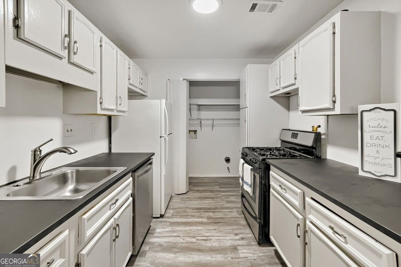 905 Augusta Dr Se - Photo 7 of 17