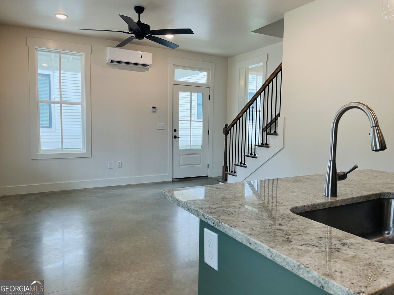 705 Jefferson St - Photo 7 of 32