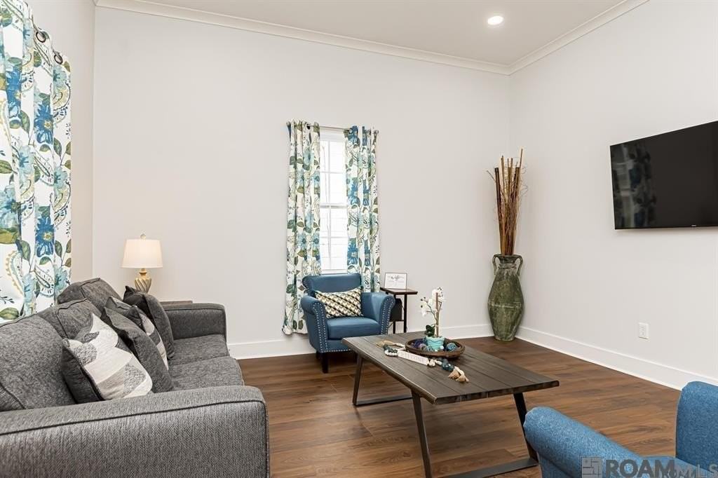 634 E St - Photo 3 of 23