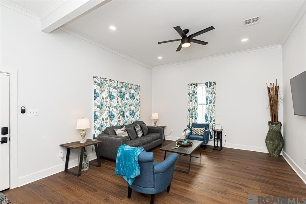 634 E St - Photo 5 of 23