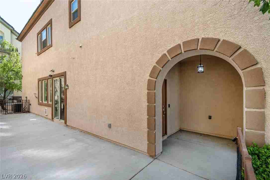 9221 Worsley Park Pl - Photo 2 of 40