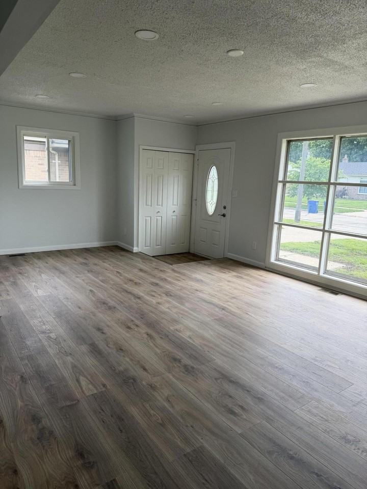 11809 Mckinley Dr - Photo 2 of 13