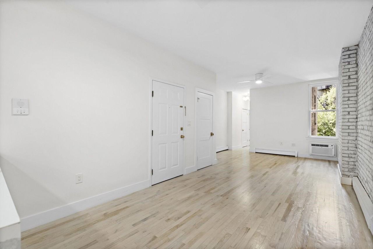 1120 Hudson St #4 - Photo 6 of 17