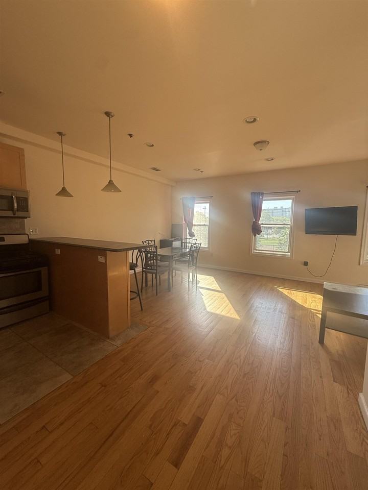 543 Central Ave #3 - Photo 3 of 18