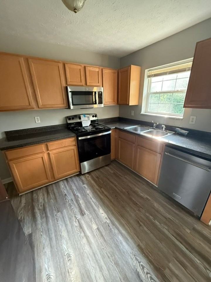 1721 Sparrow Ln - Photo 3 of 12