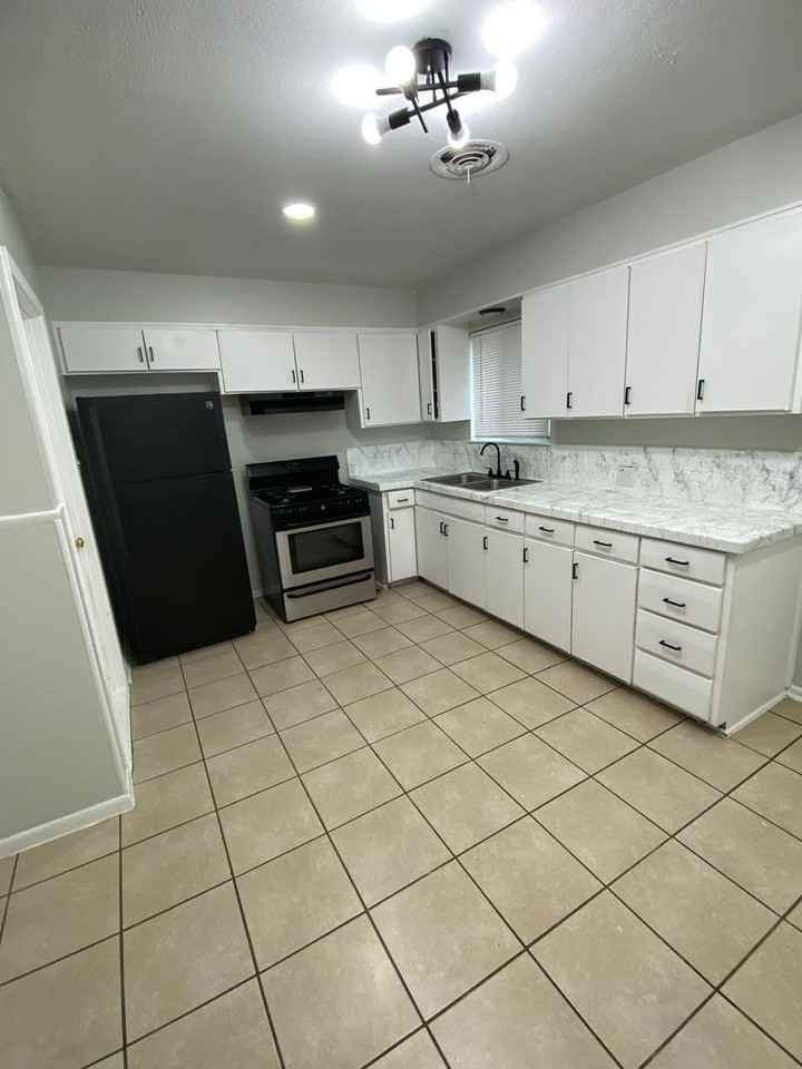 6805 Dubuque Ln - Photo 4 of 15