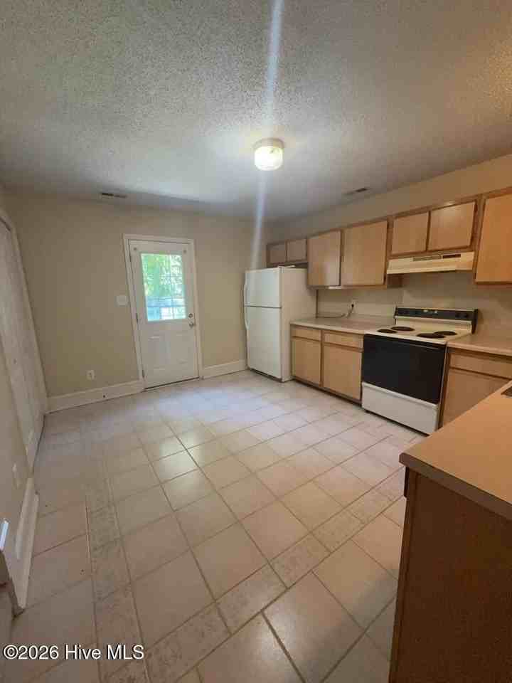 1121 Pueblo Dr - Photo 4 of 15