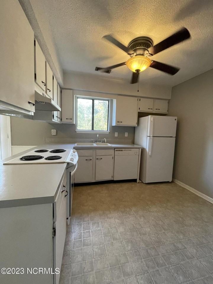 1002 Stillwood Cir - Photo 5 of 16