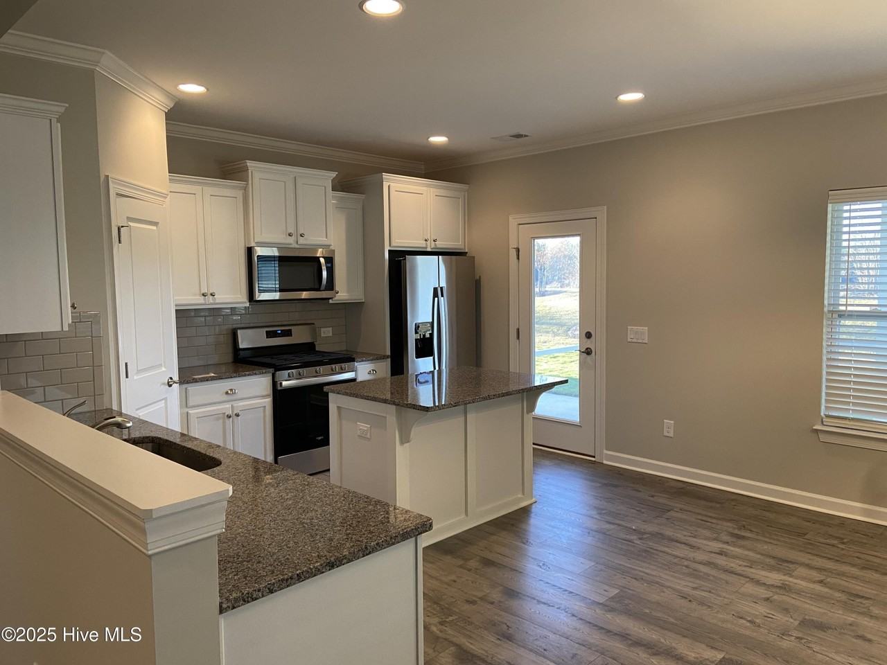 5872 Park W Circle - Photo 6 of 26
