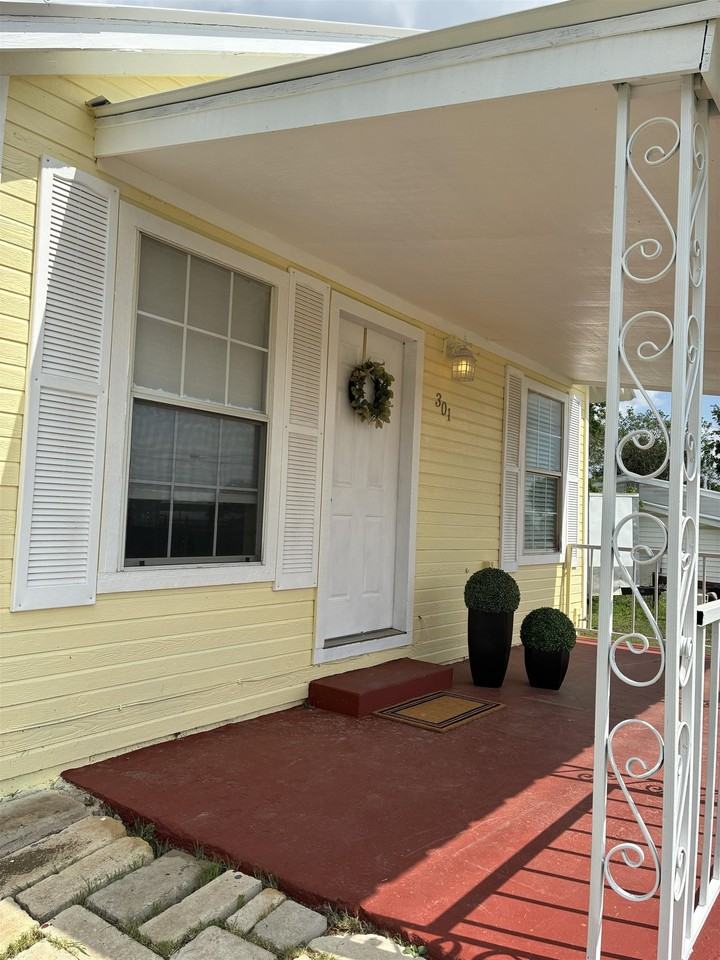 301 N Rhomberg St - Photo 3 of 27