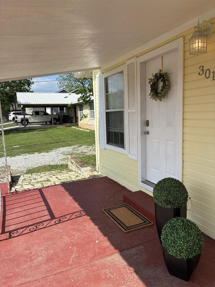 301 N Rhomberg St - Photo 4 of 27