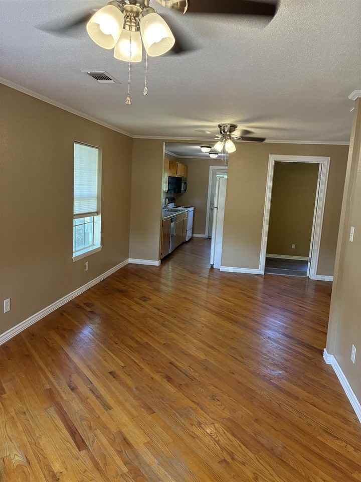 301 N Rhomberg St - Photo 5 of 27
