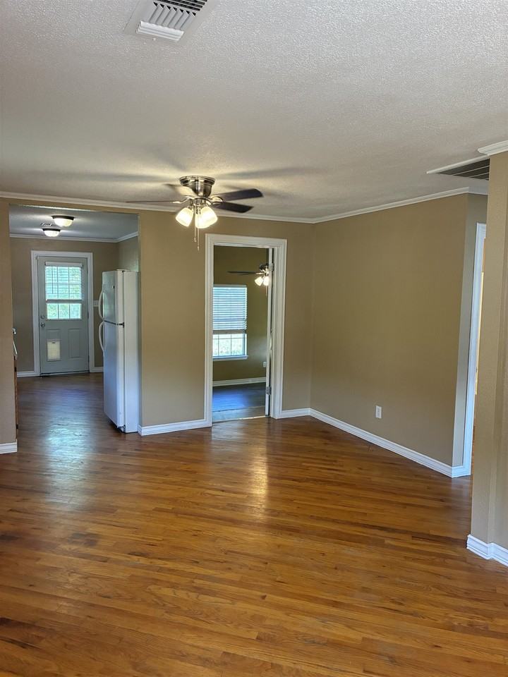301 N Rhomberg St - Photo 6 of 27